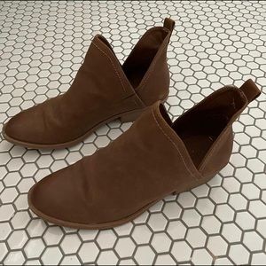 Universal Thread boots, 8.5.